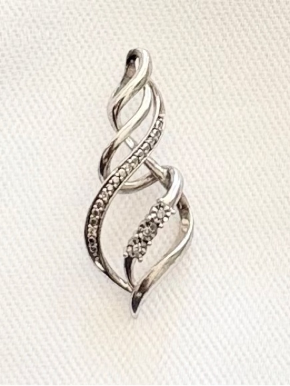 925 Sterling Silver Leaf Pendant Necklace with Diamond Chips
